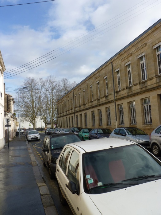 A droite : l'école Ferdinand Buisson. Au fond : la place du même nom.