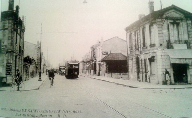 La rue au début du XXème siècle. Remarquez le tram, et l'orthographe "Morian" 